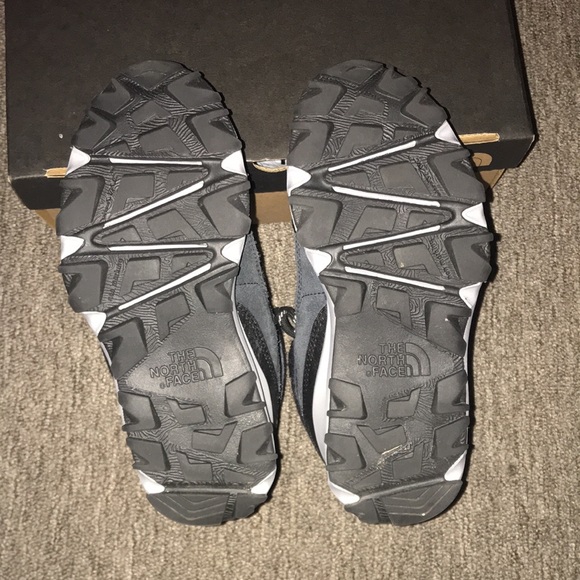 Hi. Im selling my daughter NORTH FACE boots/sneakers. 1.5 toddler/little kids. - Picture 4 of 6